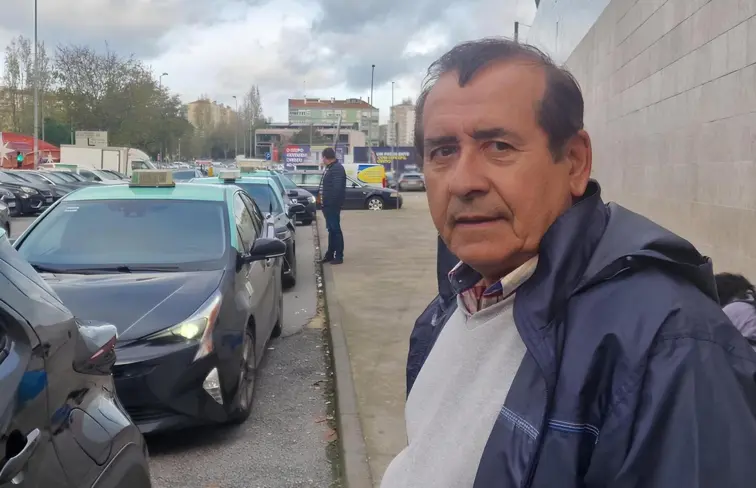 Taxista  junto à estação ferroviária de Rio de Mouro